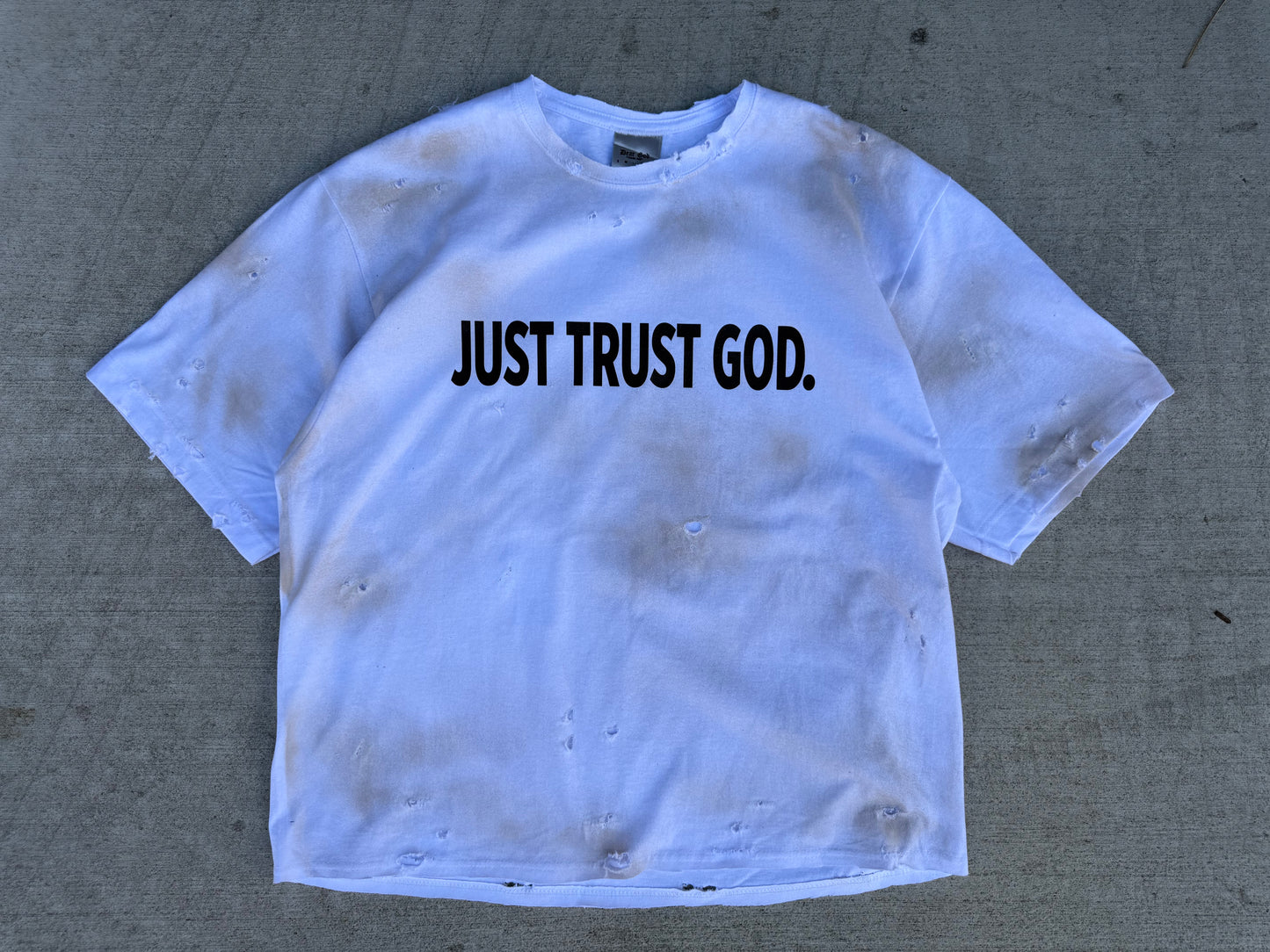 JUST TRUST GOD. TEE